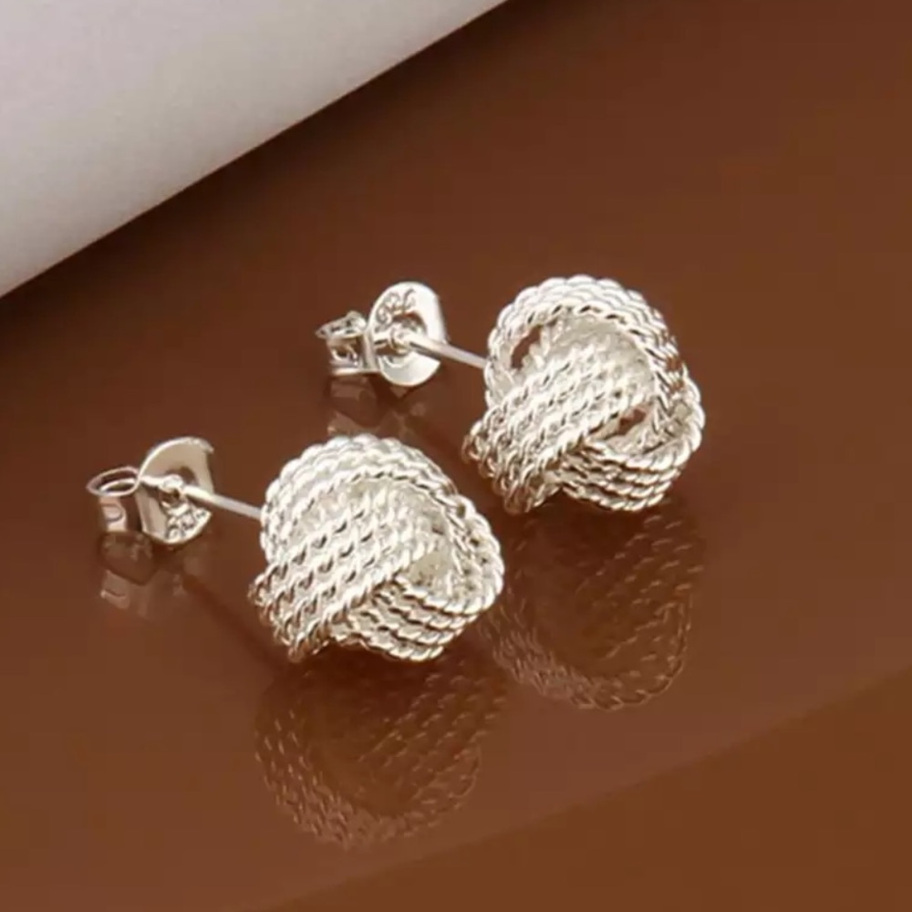 🌟 Silver Stud Earrings